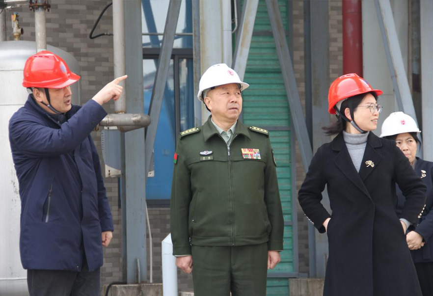 常州市委常委、常州軍分區(qū)大校司令員廖鵬一行來常州制藥廠調(diào)研公司黨管武裝相關(guān)工作